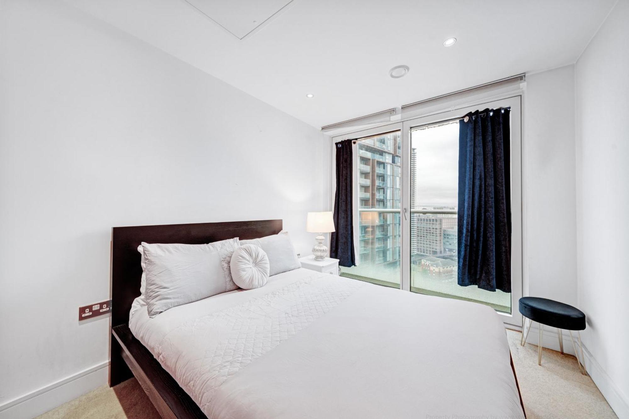 Modern Two Bed Serviced In Canary Wharf - Perfect For Long Stay, Business, Leisure And Relocations Londen